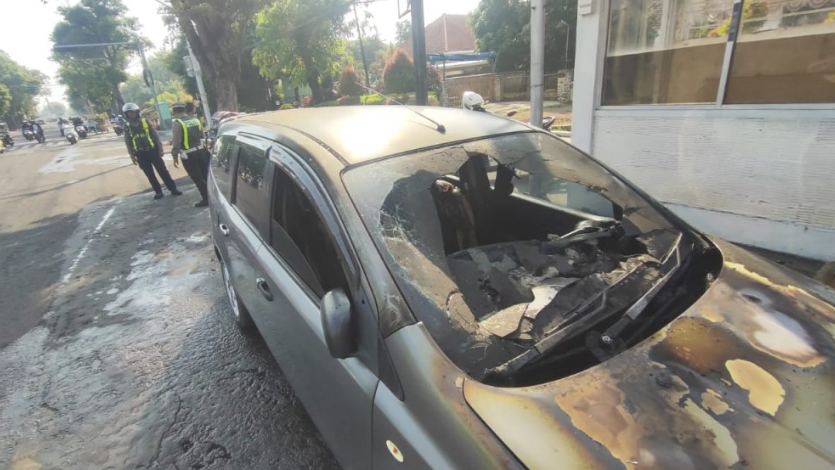Mobil Terbakar di Tengah Macet Kota Pasuruan, Diduga Korsleting Aki
