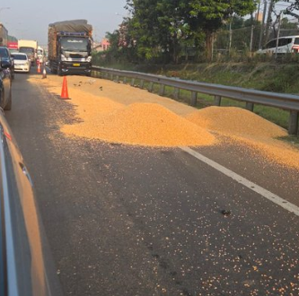 Truk Jagung Kecelakaan di Tol JORR, Muatan Tumpah Tutupi Jalan