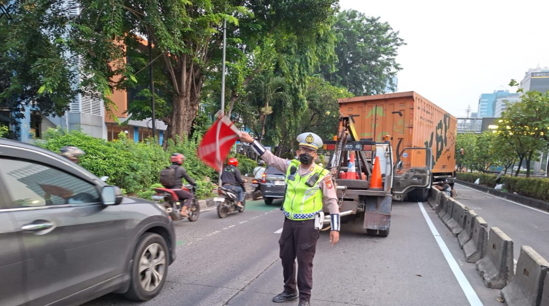 Truk Kontainer Tabrak Separator Busway di S Parman, Lalin Macet