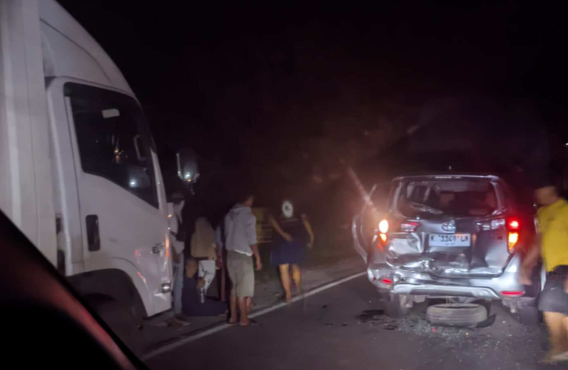 Diduga Sopir Mengantuk, Tiga Kendaraan Terlibat Kecelakaan Beruntun di Bojonegoro