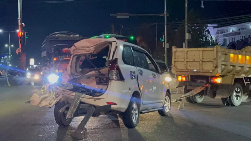 Truk Hantam Dua Mobil di Lampu Merah Pangkep, Jalur Trans Sulawesi Macet