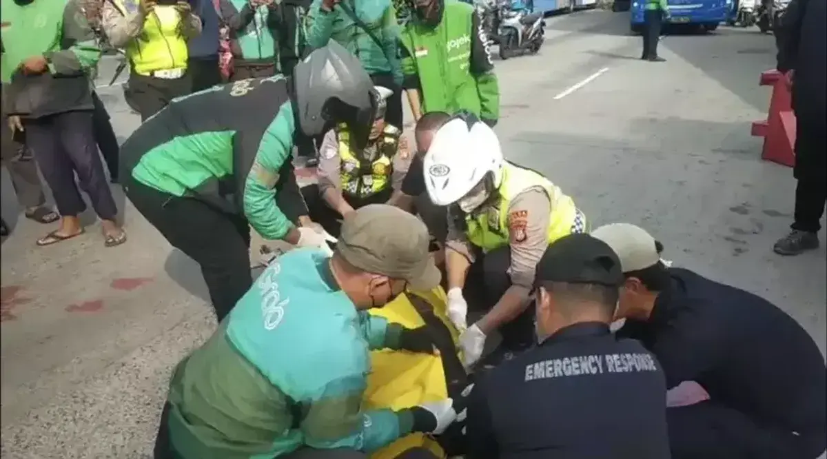 Pemotor Tewas Terlindas Bus AKAP Saat Putar Balik di Daan Mogot