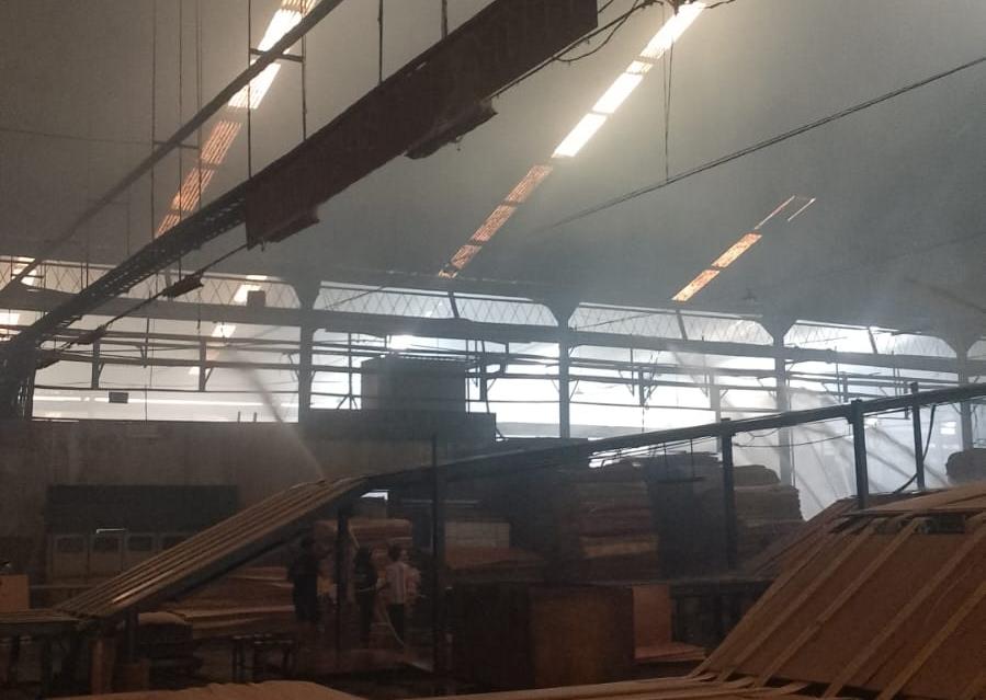Gudang Plywood PT Surya Satria di Banjarmasin Terbakar, Produksi Dihentikan