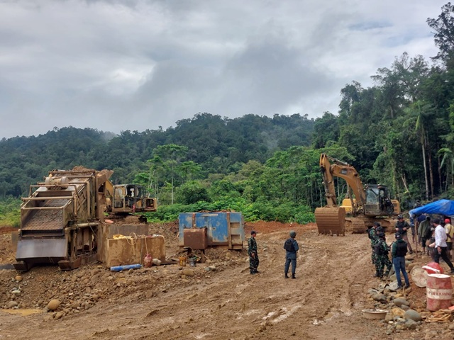 Satgas PKH Bongkar Tambang Emas Ilegal di Nabire, 7 WNA China Diamankan