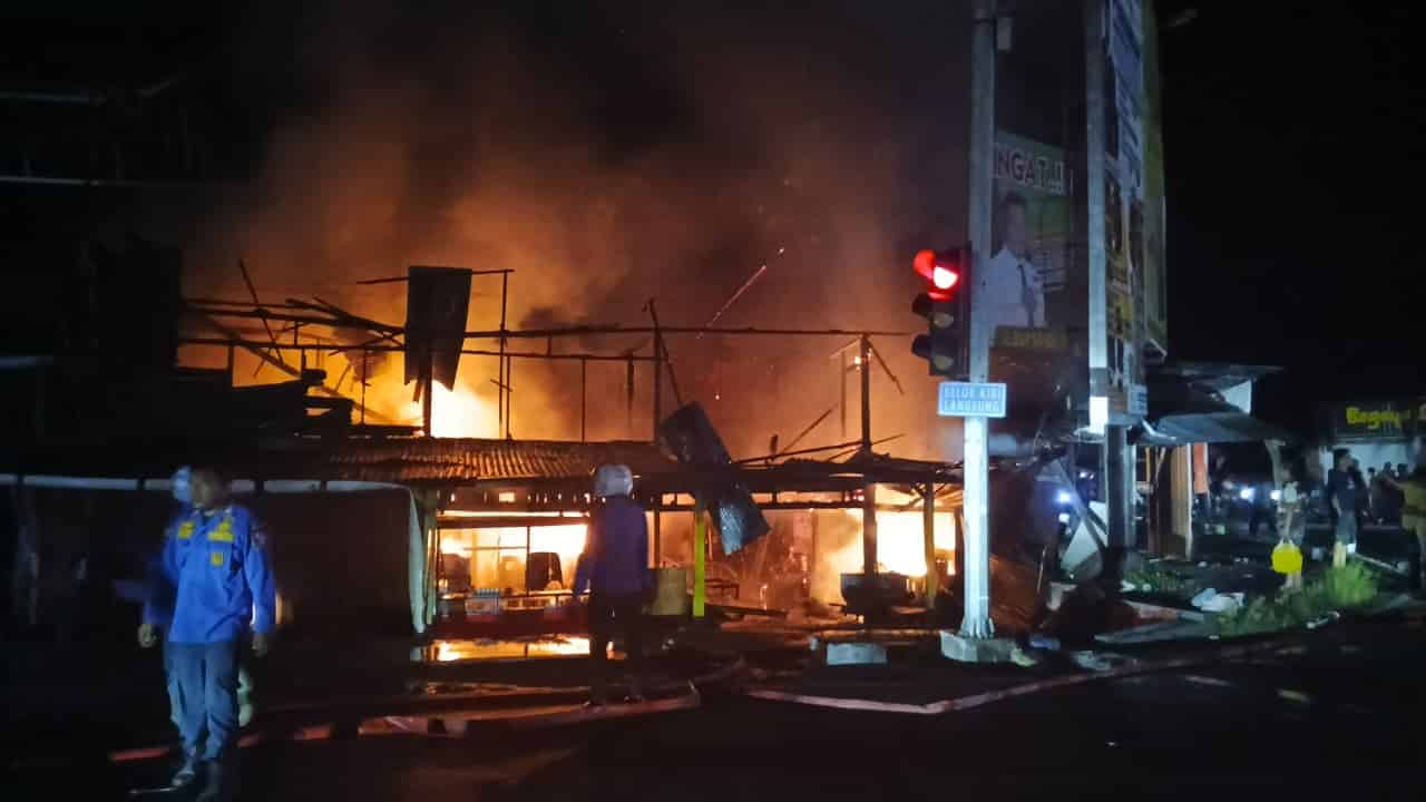 Tiga Ruko di Pasaman Barat Ludes Terbakar, Kerugian Capai Rp300 Juta