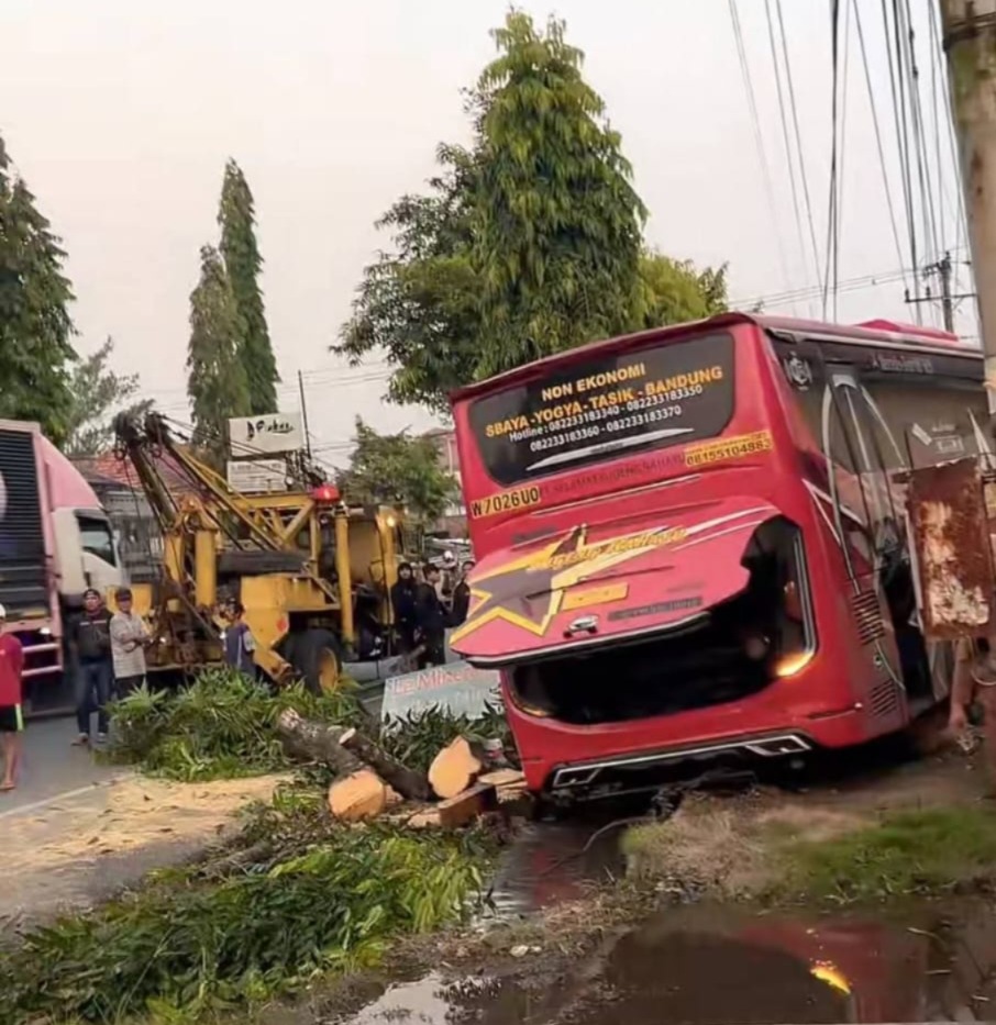Bus Sugeng Rahayu Tabrak Warung di Banyumas, Dua Orang Tewas