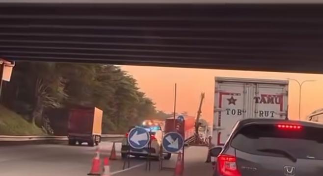 Ban Pecah, Truk Hantam Guardrail di Tol Jagorawi Bogor