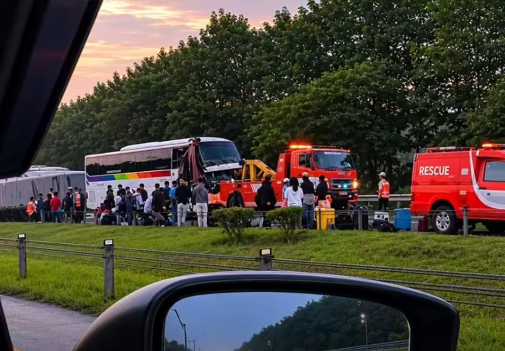 Bus Sinar Jaya Tabrak Truk Kontainer di Tol Cipali, Jalur Sempat Lumpuh