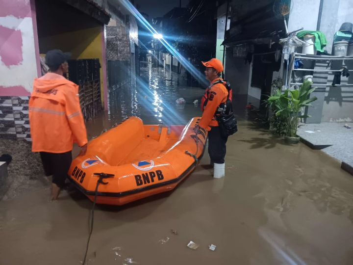 Kali Bekasi Meluap, Ratusan KK di Tiga Kecamatan Kebanjiran
