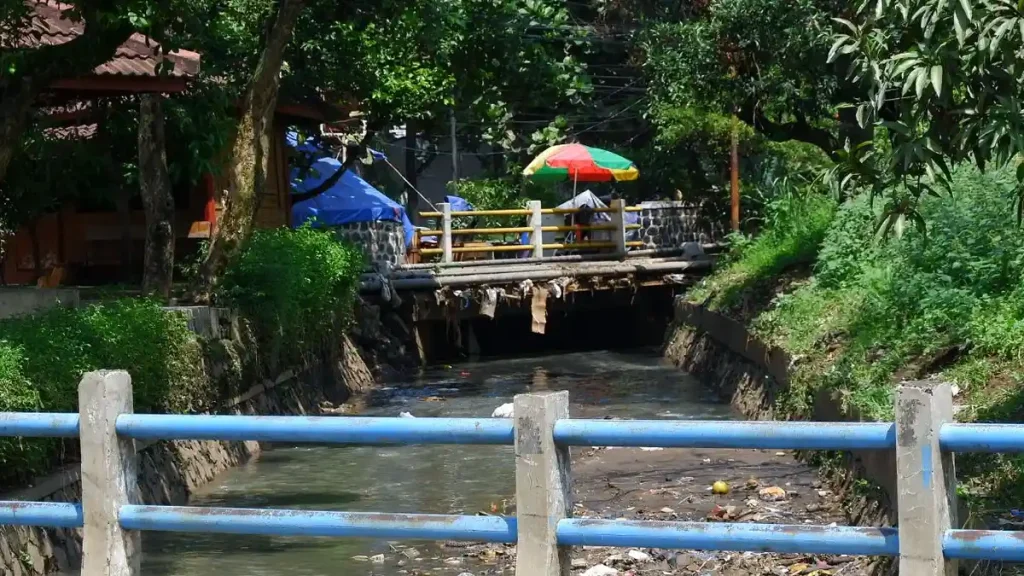 Geger! Jasad Bayi Tersangkut Batu di Sungai Cinambo