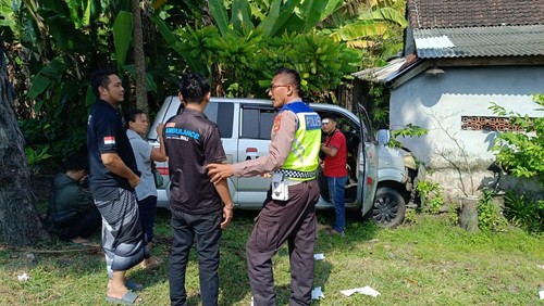 Pecah Ban, Ambulans Pengangkut Jenazah Tabrak Pagar Rumah di Jembrana