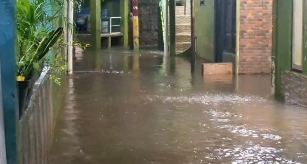 Banjir 1,4 Meter Rendam Kebon Pala Jaktim, Warga Bertahan di Lantai Dua