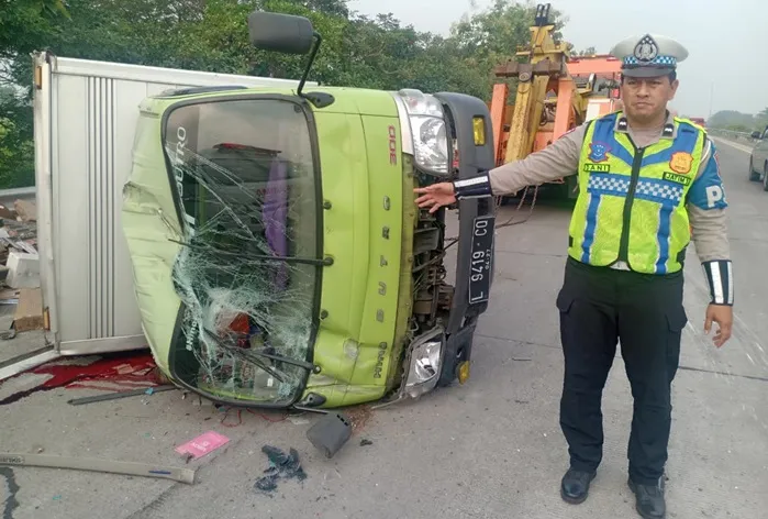 Sopir Truk Tewas usai Bus Pariwisata Tabrak dari Belakang di Tol Jomo