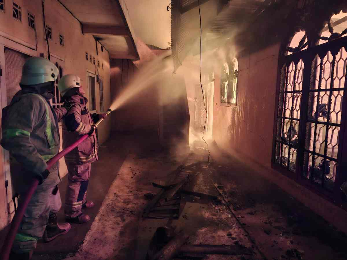 Rumah Kos Terbakar di Binawidya, Lima Unit Damkar Dikerahkan