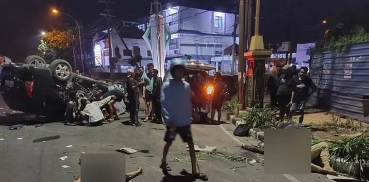 Innova Terguling Usai Tabrak Becak di Tuban, 4 Orang Masuk RS
