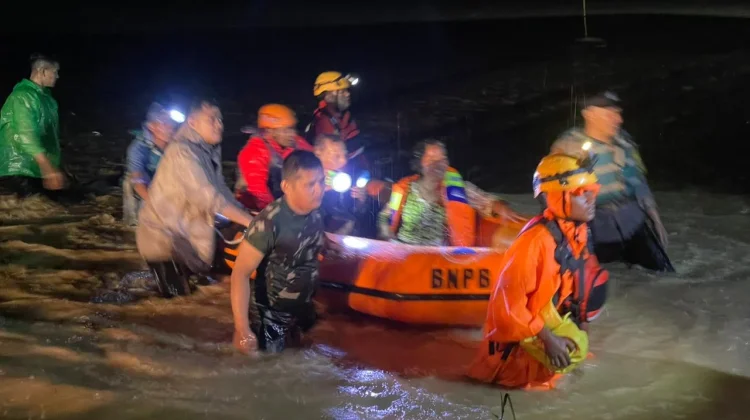 Hujan Deras Picu Banjir di Tanah Datar, Tim Gabungan Selamatkan 5 Warga