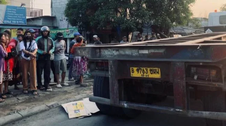 Diduga Tersandung Trotoar, Pemuda Tewas Terlindas Truk Trailer di Cilincing