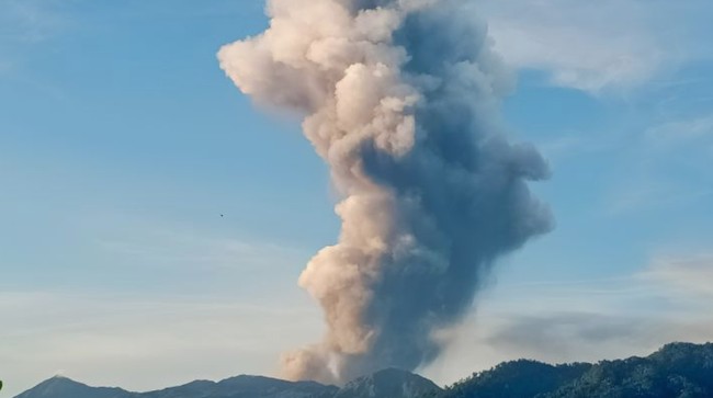 Gunung Dukono Meletus, Kolom Abu Capai 10 Kilometer