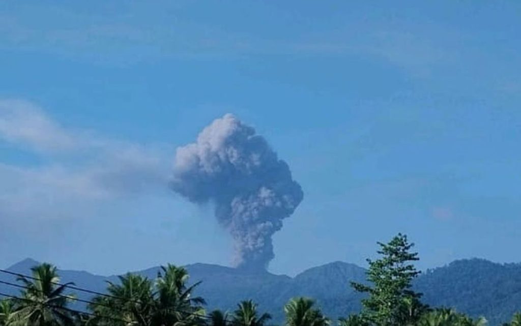 Gunung Dukono Erupsi, Abu Vulkanik Capai 1,4 Kilometer
