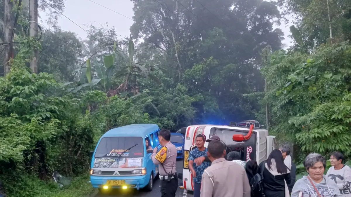 Bus Rombongan WKI GMIM Terguling di Minsel, Diduga Akibat Lubang Jalan