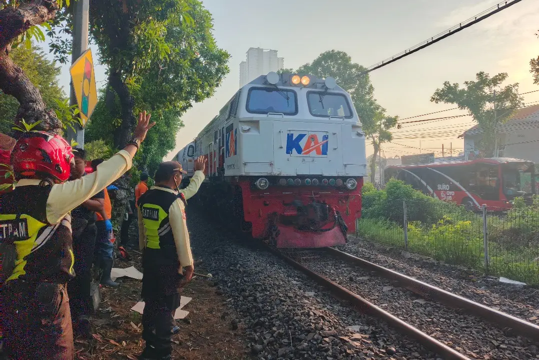 Pria di Surabaya Tewas Tertabrak Kereta Api Saat Jalan Dekat Rel