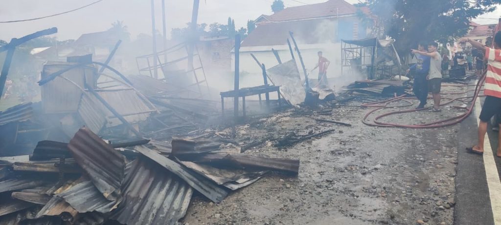 Kebakaran Hebat di Baebunta Hanguskan Tujuh Kios Pedagang