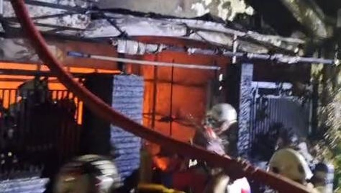 Korsleting Cas Motor Listrik Picu Kebakaran Maut di Surabaya