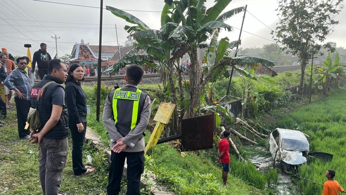 Avanza Tertabrak KA Argo Bromo Anggrek di Grobogan, 4 Penumpang Tewas