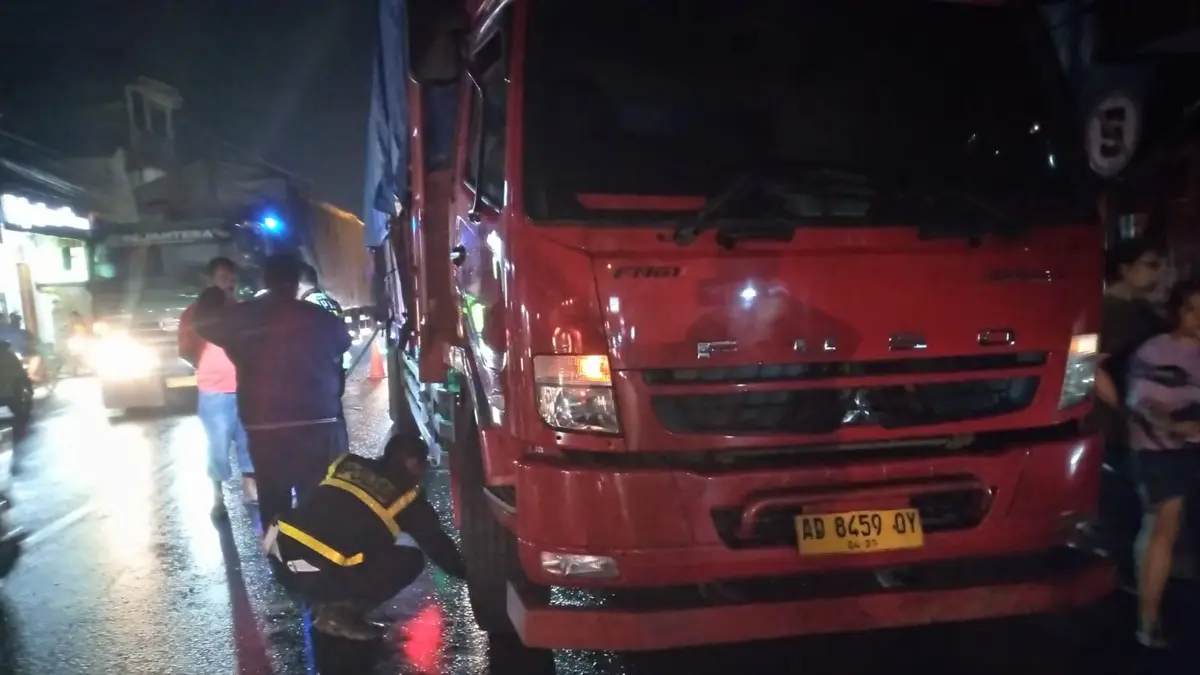 Ayah dan Anak Tewas Usai Motor Tabrakan dengan Truk di Mojoagung