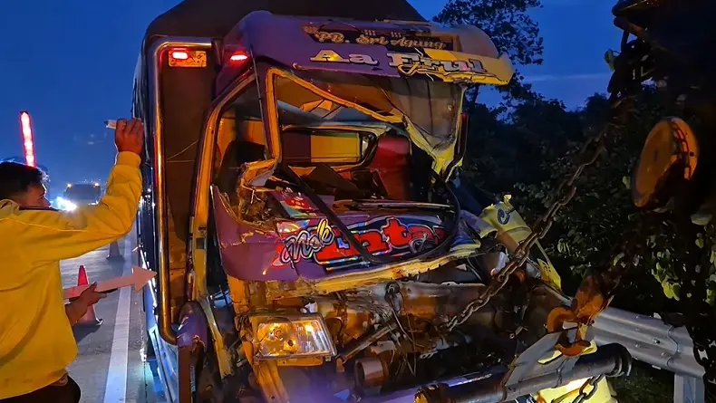 Sopir Truk Tewas Terjepit usai Kecelakaan di Tol Jagorawi