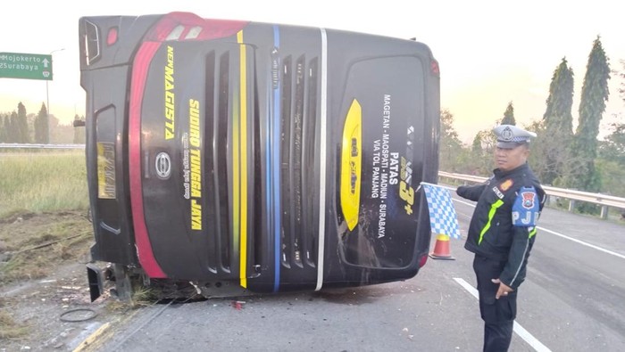 Bus Sudiro Tunggal Jaya Terguling di Tol Jomo, 9 Penumpang Terluka
