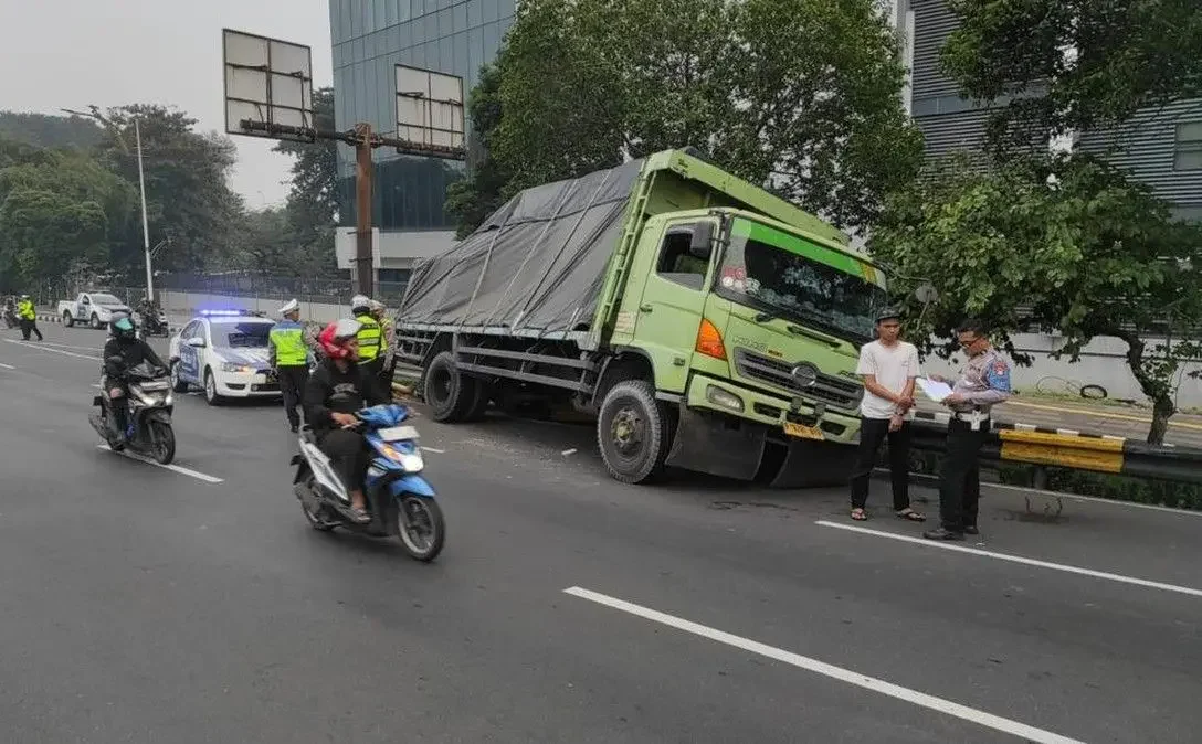 Diduga Sopir Mengantuk, Truk Terperosok di Jalan Layang MT Haryono