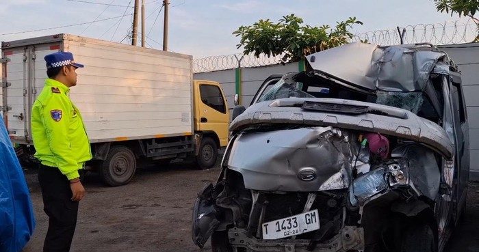 Sopir Diduga Mengantuk, Grand Max Tabrak Truk di Tol Cipularang, 1 Tewas