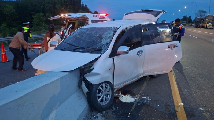 Avanza Rombongan Keluarga Tabrak Beton Tol Permai, 2 Orang Tewas