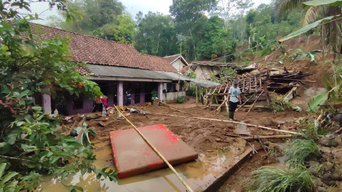 Longsor Terjang Permukiman di Ciamis, Rumah dan Mushala Ambruk