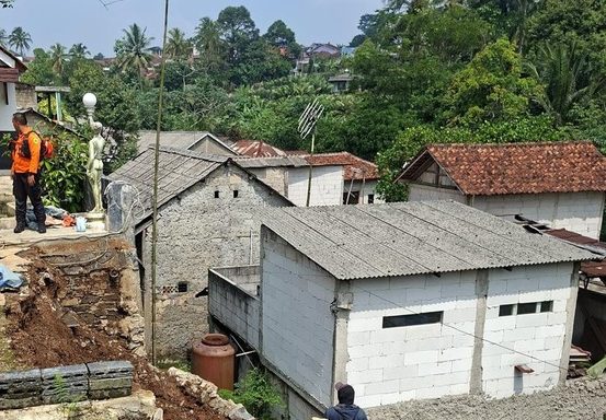 Tebing Penahan Tanah Longsor di Bogor, Akses Warga Tertutup Material