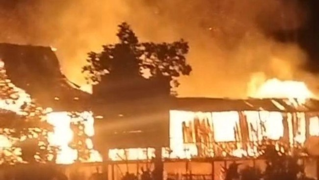 Gereja Katolik di Mimika Terbakar, Warga Berjibaku Padamkan Api