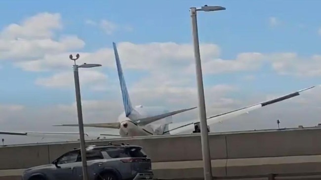Pesawat United Airlines Tabrak Truk dan Tiang Lampu Saat Mendarat di New Jersey