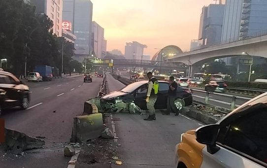 Mobil Hilang Kendali Tabrak Separator Busway di MT Haryono