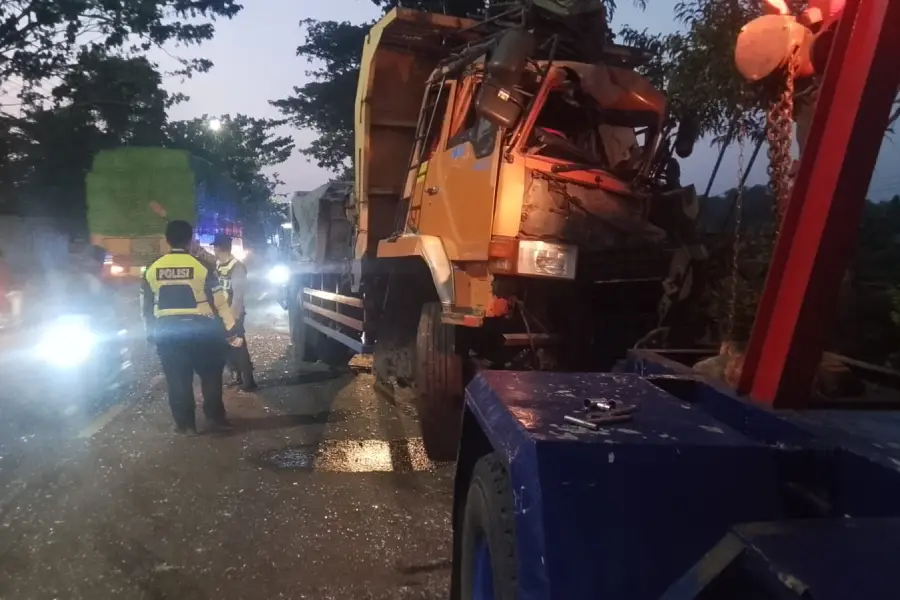 Dua Truk Tronton Tabrakan di Bojonegoro, Sopir Diduga Mengantuk
