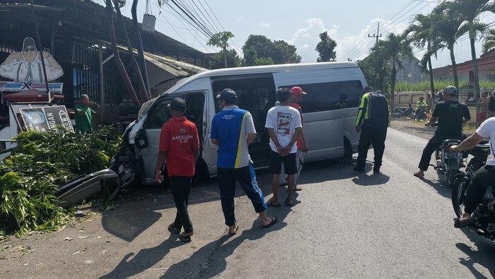 Hiace Rombongan WNA Tabrak Warung di Turen Malang, Ban Pecah Jadi Pemicu
