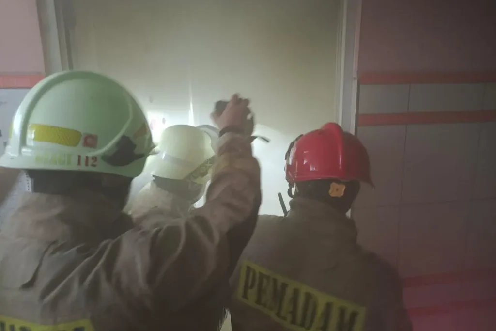 Rumah 3 Lantai di Sunter Agung Terbakar, 50 Jiwa Berhasil Diselamatkan