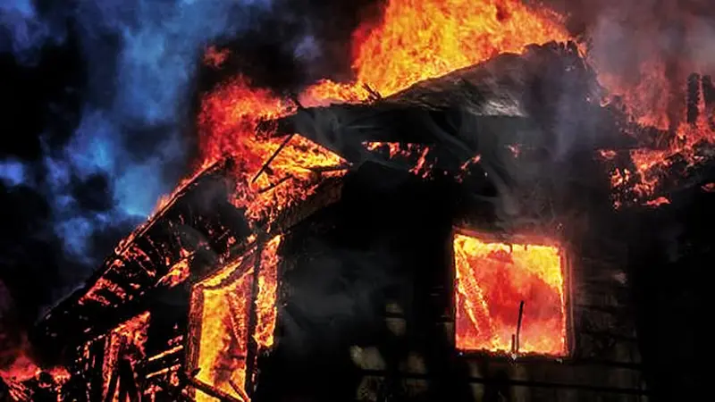 Rumah Kosong Terbakar Saat Pemilik Sholawatan, Warga Probolinggo Panik