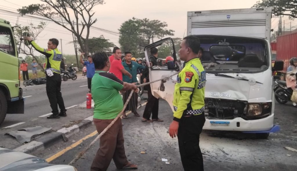 Kecelakaan Beruntun di Lamongan Libatkan Tiga Kendaraan, Tiga Orang Terluka