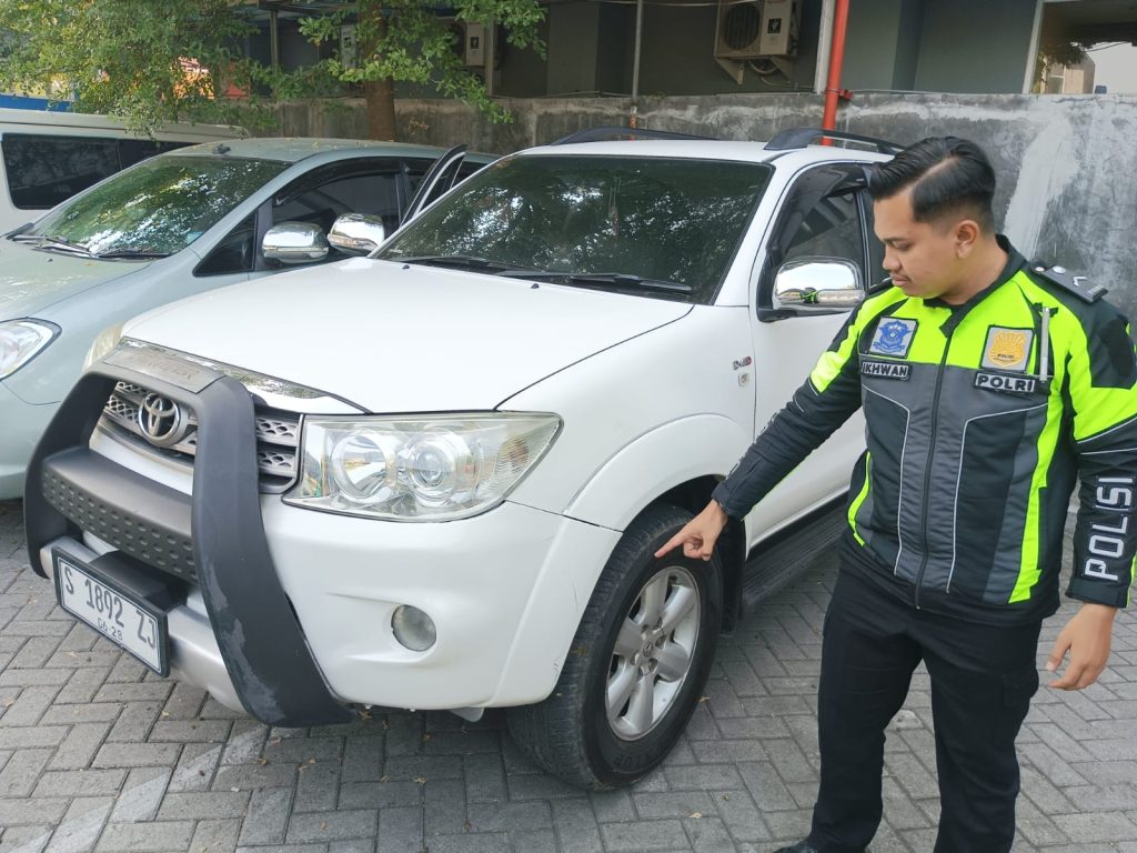 Pemotor Terluka Usai Senggolan dengan Fortuner di Jalan Raya Pattimura Jombang