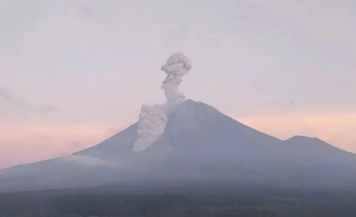 Gunung Semeru Erupsi dengan Kolom Abu 500 Meter, Warga Diminta Waspada