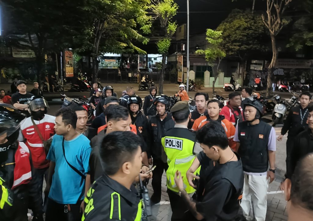 Ojol Dipukul dan Ditendang Usai Bunyikan Klakson, Pelaku Diduga Mabuk