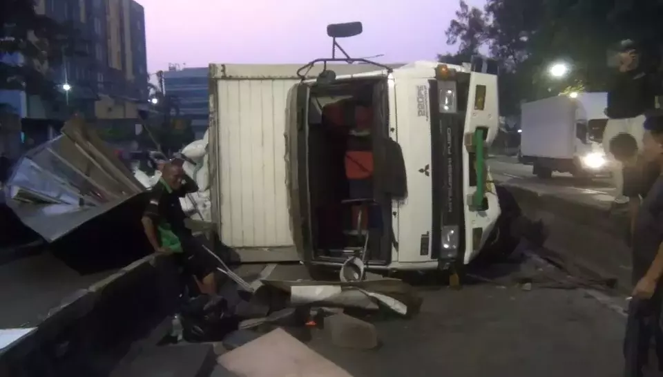 Mobil Boks Terguling di Flyover Pesing, Lalu Lintas Daan Mogot Lumpuh