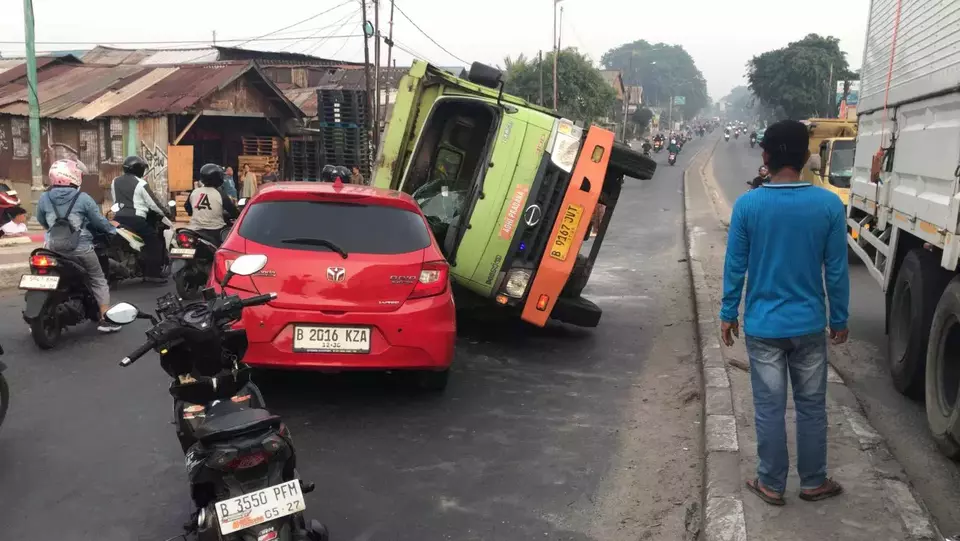 Tabrakan Truk dan Mobil di BKT Cakung, Lalin Arah Pulogadung Padat