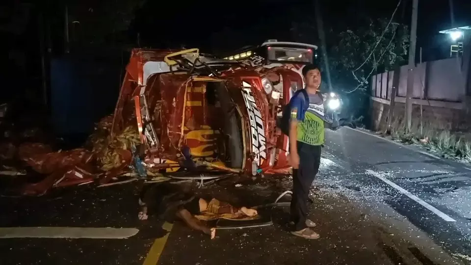 Adu Banteng Dua Truk di Probolinggo, Satu Tewas Dua Luka Berat